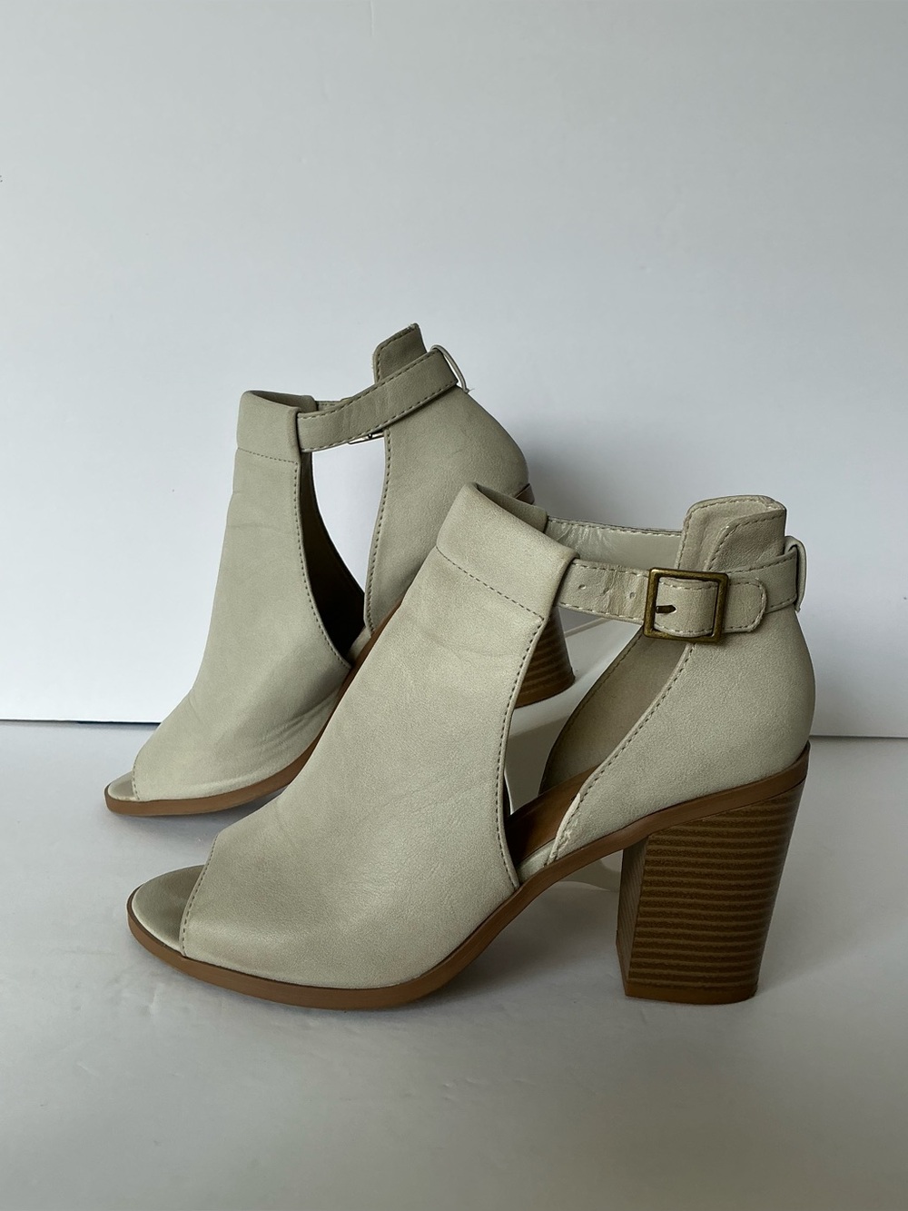 Soda Women’s Open-Toe Ankle Strap Block Heel Sandals - Cream 8,5
